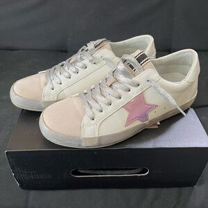 Paula Sneakers in Metallic Purple.